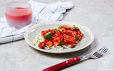 Ароматный соус болоньезе подавайте со спагетти. Отварите пасту согласно инструкции, немного остудите, а после выложите на тарелку для подачи. Готовые спагетти полейте соусом и подайте к столу.