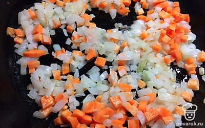 На разогретой сковороде с растительным маслом обжарить нарезанные кубиками лук, морковь и сельдерей.