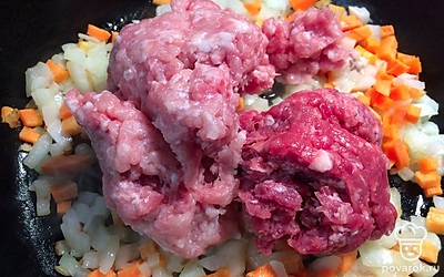  К овощам добавить фарш и хорошо его размять на сковороде. Обжарить до полуготовности .