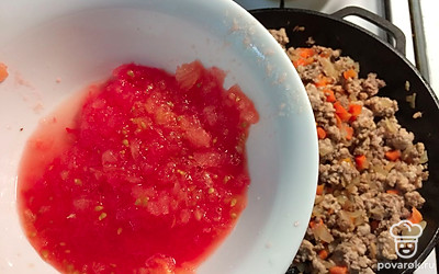 Томаты очистить от кожуры и натереть на терке или пробить блендером, добавить к овощам с фаршем. Перемешать.