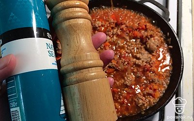 Добавить соль и перец. Влеить вино и тушить под крышкой 1 час.