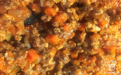 Готовый соус болоньезе попробуйте на соль. Отварите пасту по инструкции на упаковке.