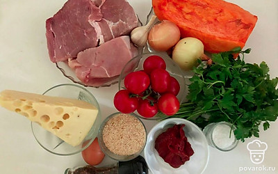 Под проточной водой промойте свиное и индюшиное филе, помидоры черри. Репчатый лук очистите от шелухи. Все остальные ингредиенты достаньте заранее, чтобы ничего не забыть во время приготовления блюда.