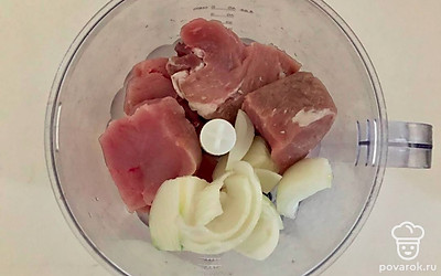 Нарежьте свиное и индюшиное филе на кубики среднего размера, нарежьте лук полукольцами отправьте все в мясорубку. Если мясорубки нет, то сделать мясной фарш поможет и обычный блендер.