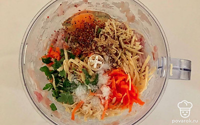 На крупной терке натрите сыр, часть тыквы, петрушку измельчите, панировочные сухари, соль и смесь перцев. Все ингредиенты добавьте к фаршу и снова все измельчите до однородного состояния.