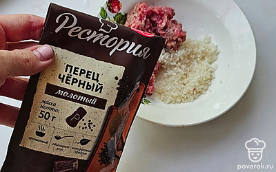 В фарш добавьте соль, перец, рис. Хорошо перемешайте. Почистите перец. 