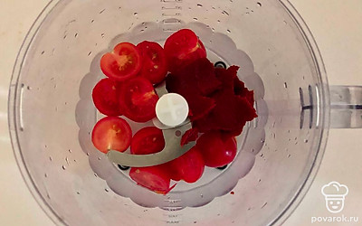 Готовый фарш переложите, промойте посуду для измельчения и отправьте туда нарезанные помидоры черри вместе с томатной пастой. Также все тщательно измельчите до однородного состояния.