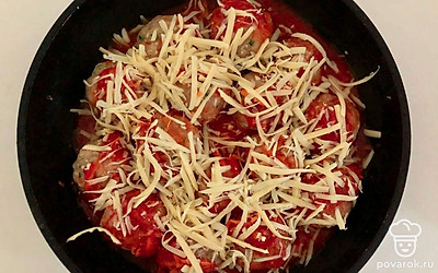 Из фарша сделайте шарики небольшого размера, выложите их в форму и залейте сверху готовой смесью из тыквы и томатов. Сверху посыпьте все тертым сыром и отправьте запекаться в духовку, разогретую до 170 °C на 25-30 минут.