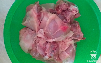 Куриные бедра смажьте солью, перцем, специями для курицы.