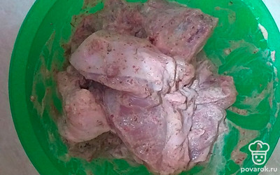 Обваляйте в смеси сметанно-томатного соуса.