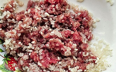 Готовой начинкой наполните перец.