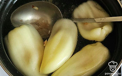 Выложите перец в воду. На растительном масле обжарьте лук.