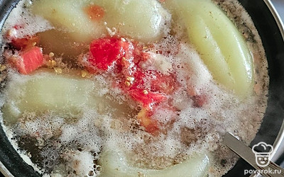 Добавьте к перцу лук и нарезанный помидор. Варите 30 минут. 