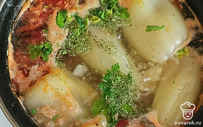 Посолите, добавьте прованские травы и свежую зелень.