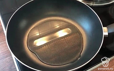 На сковороду вылить подсолнечное масло, разогреть сковороду.