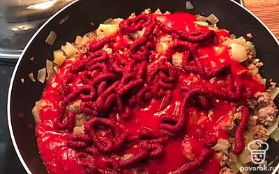 Добавить перетертые томаты и томатную пасту. Перемешать. Накрыть крышкой и на минимальном огне тушить 5 минут.