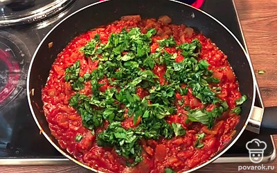 Добавить мелко нарезанную зелень.