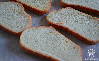 Белый хлеб просушиваем в духовке при температуре 80 градусов (можно использовать готовые сухари) и перемалываем в блендере.