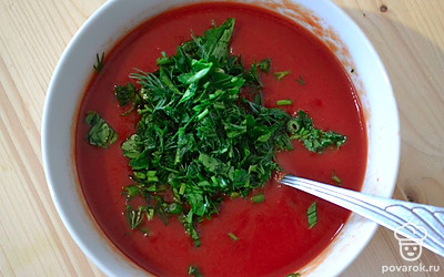 Для соуса в томатную пасту добавляем воду и мелко нарезанные укроп и петрушку. Также добавляем душистый перец горошком. Хорошо перемешиваем.