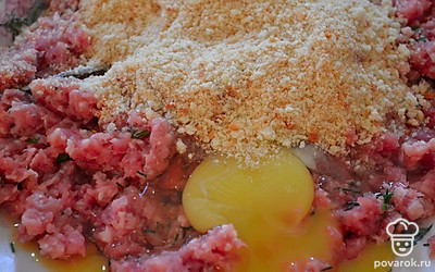 Сухари (50 гр), яйцо, и соль добавляем в фарш. Хорошо перемешиваем.