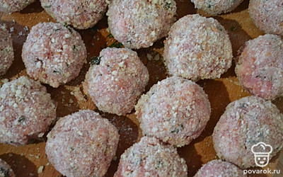 Из фарша с сухарями формируем шарики. Обваливаем получившиеся шарики в оставшихся сухарях. Обжариваем на хорошо разогретой сковороде с маслом в течение 10-15 секунд с каждой стороны.