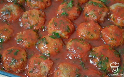 Помещаем фрикадельки в форму для запекания и заливаем соусом. Соус должен практически полностью покрывать фрикадельки. При необходимости добавляем еще немного воды. Ставим в духовку на 45-55 минут при температуре 180 градусов.
