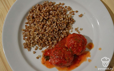 Фрикадельки поливаем получившимся соусом и подаем с гарниром. Приятного аппетита. 