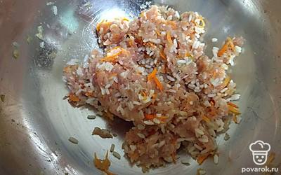 В фарш добавьте морковь, лук, рис , соль и перец.