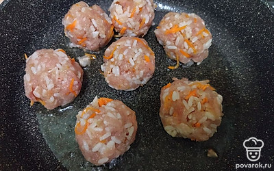 Сформируйте тефтели и выложите на разогретую сковороду. Обжарьте с одной стороны, затем переверните тефтели и обжарьте с другой стороны.