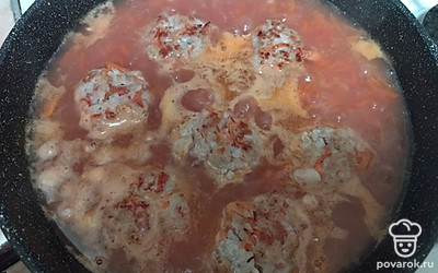 Сделайте соус: в 0,5 л кипятка добавьте томатную пасту, соль и хорошо перемешайте. Залейте тефтели, чтобы они были полностью в соусе.