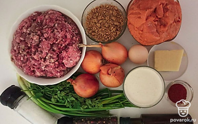 Лук очистите от шелухи и промойте. Сыр натрите на мелкой терке. Подготовьте свино-говяжий фарш. Промойте и нарежьте зеленый лук.