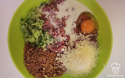 Репчатый лук измельчите в блендере, добавьте зеленый лук и еще раз измельчите. В глубокой миске смешайте фарш, измельченный лук, панировочные сухари, сливки, тертый сыр, куриное яйцо и специи по вкусу. Тщательно перемешайте и отбейте фарш.