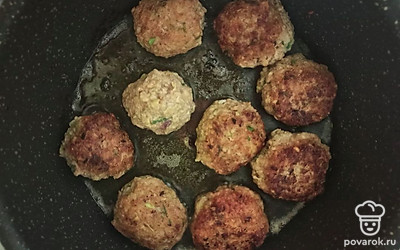 Из фарша сформируйте небольшие тефтели. Разогрейте оливковое масло и обжарьте тефтели с двух сторон до золотистого цвета. Обжаренные тефтели переложите в казан. Томатно-сметанный соус размешайте с водой и добавьте зелень.