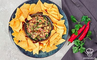 Подавайте томатный соус с кукурузой и кинзой с картофельными чипсами.