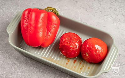 Разогрейте духовку до 190 градусов. Поместите томаты и перец на противень. Сбрызните подсолнечным маслом. Томите в духовке, пока овощи не размякнут, а томат будет легко освободить от кожицы.