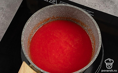 Очистите томаты от кожицы, перец нарежьте и достаньте все семечки. Превратите овощи вместе с чесноком в пюре с помощью блендера. Перелейте готовую массу в кастрюле и поставьте на небольшой огонь.