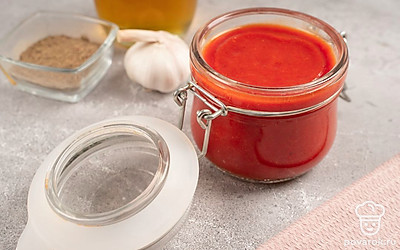 Прогрейте банку кипятком и хорошо просушите. Перелейте готовую томатную пасту в тару для хранения.