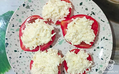 Выложите на помидоры сырную массу.