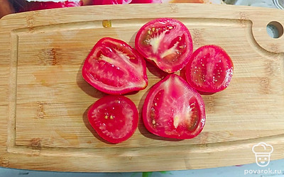 Помидор нарежьте ломтиками.