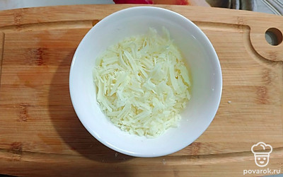 Сыр натрите на крупной терке.