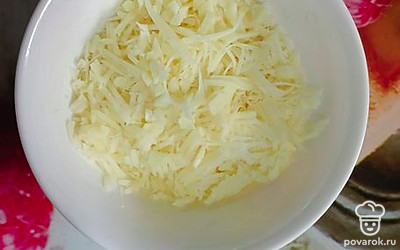 Чеснок измельчите, добавьте к сыру.