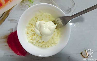 Добавьте 2 столовых ложки сметаны и хорошо перемешайте.