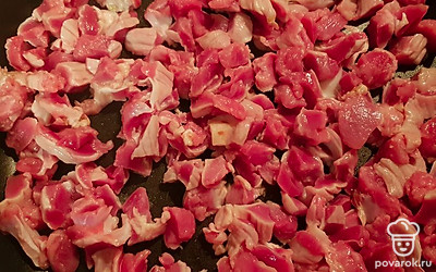 Куриные желудки помойте и нарежьте. Разогрейте сковороду, налейте растительное масло и выложите желудки.