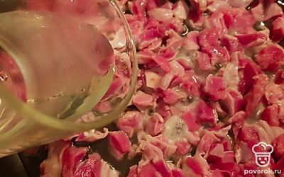 Налейте стакан воды. Закройте крышкой, тушите 30 минут на медленном огне.