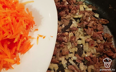Морковь почистите и натрите на терке. Отправьте на сковороду, готовьте 3 минуты. 