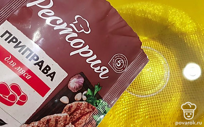 Сделайте смесь для подливы. В глубокую тарелку налейте 1 стакан теплой воды. Всыпьте приправу для мяса.