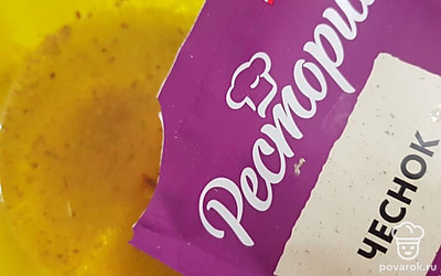 Насыпьте сушеный чеснок. Посолите по вкусу. 