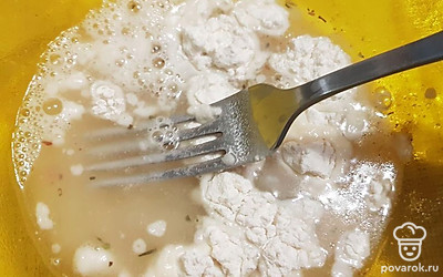 Добавьте муку и хорошо перемешайте вилкой.