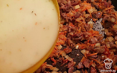 Добавьте смесь в сковороду. Тушите 2 минуты до загустения подливы.