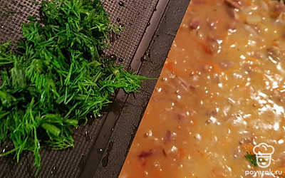 В конце добавьте нарезанный укроп.